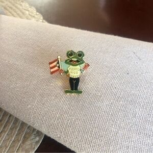 vintage puerto rico frog pin